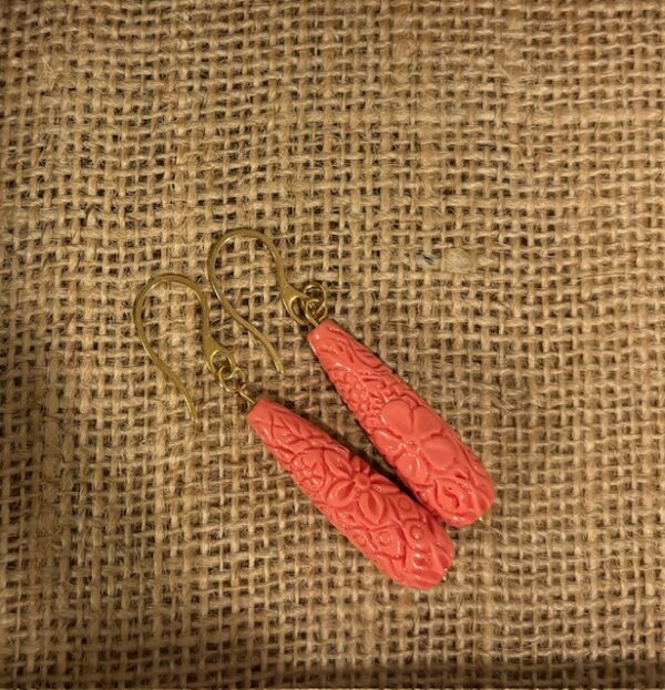 PENDIENTES LAGRIMA COLOR CORAL BROCADA - Imagen 2