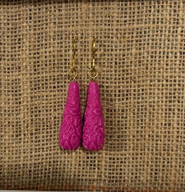 PENDIENTES LAGRIMA FUCSIA BROCADA