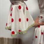 MOD. 5 VOLANTES BLANCO CON LUNARES ROJOS Y ENCAJE DE BOLILLO - Imagen 3