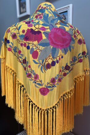 Mantón Bordado Flores Clásicas Amarillo 70€