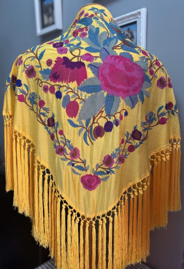 Mantón Bordado Flores Clásicas Amarillo 70€