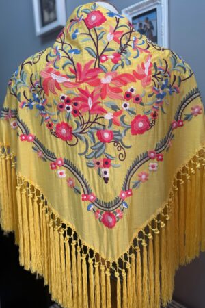 Mantón Bordado Flores Pequeñas Amarillo 70€