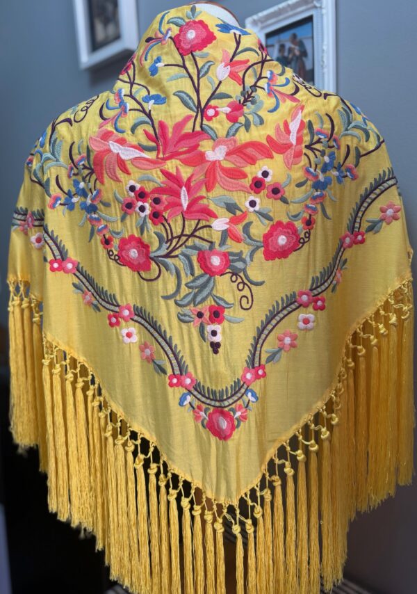 Mantón Bordado Flores Pequeñas Amarillo 70€