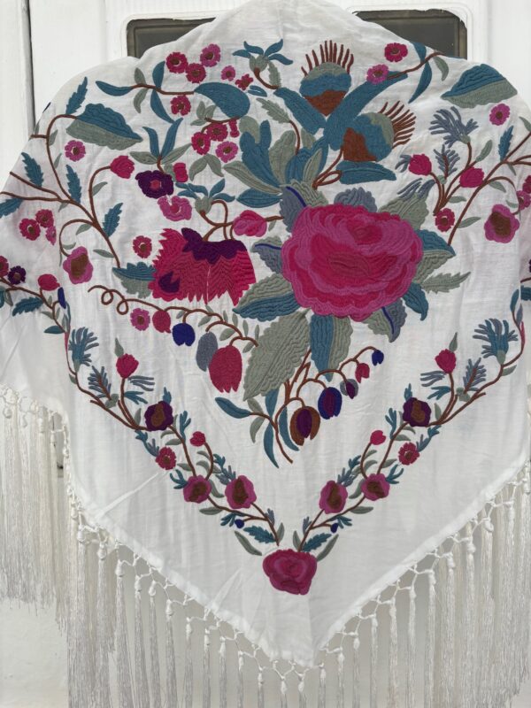 Mantón Bordado Flores Clásicas Blanco 70€