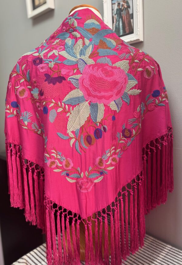 Mantón Bordado Flores Clásicas Buganvilla 70€