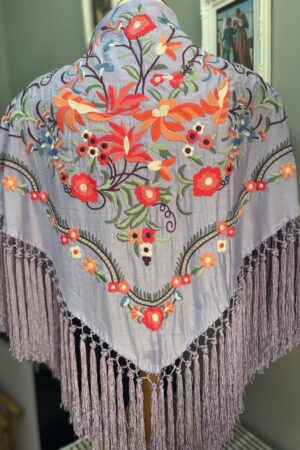 Mantón Bordado Flores Pequeñas Lila 70€