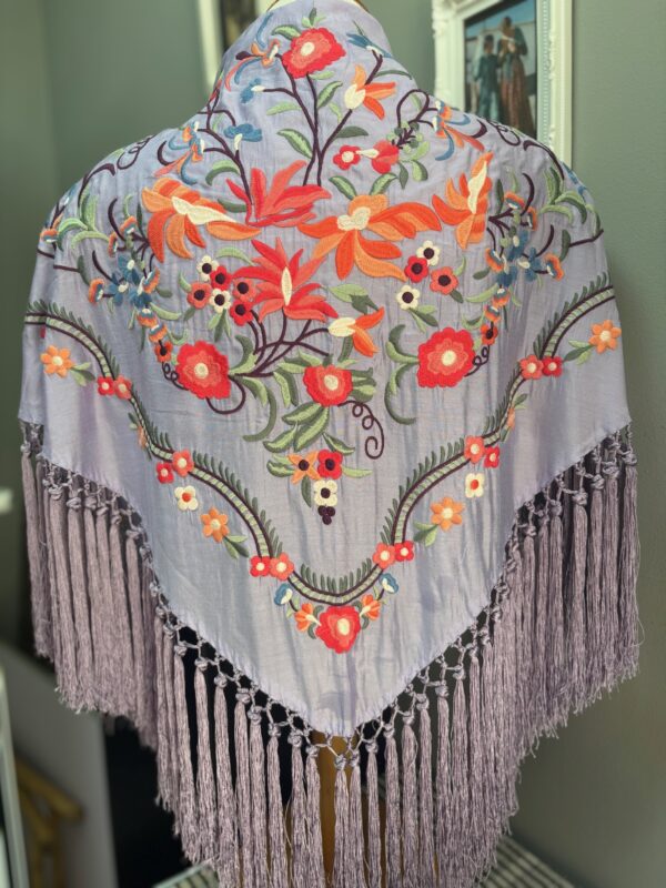 Mantón Bordado Flores Pequeñas Lila 70€