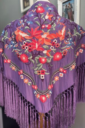 Mantón Bordado Flores Pequeñas Morado 70€