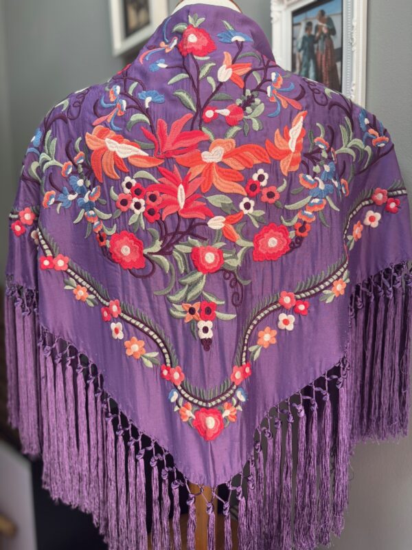 Mantón Bordado Flores Pequeñas Morado 70€