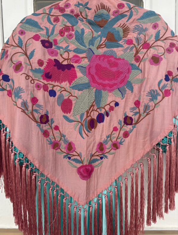 Mantón Bordado Flores Clásicas Rosa empolvado 70€