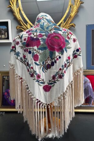 Mantón Bordado color Blanco Roto con Flores 60€