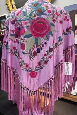 Mantón Bordado Color Lila con Flores 60€