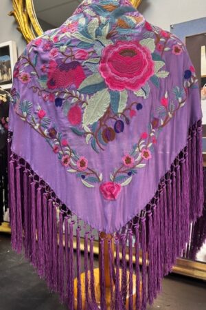 Mantón Bordado Color Morado con Flores 60€