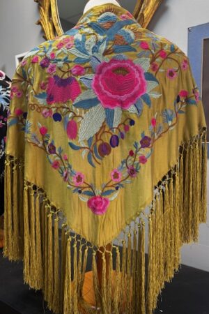 Mantón Bordado Color Verde Oliva con Flores 60€