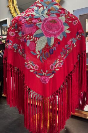 Mantón Bordado Color Rojo con Flores 60€
