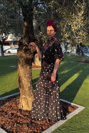 MOD. MARIA VOLANTITOS BASICO, NEGRA CON LUNAR BLANCO MANGA 3 VOLANTES