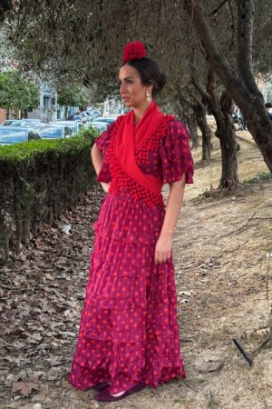 MOD. MARIA VOLANTITOS BASICO, BERENJENA CON LUNARES CORAL/ROJO MANGA 3 VOLANTES