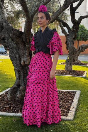 MOD. MARIA VOLANTITOS BASICO, FUCSIA CON LUNARES NEGROS MANGA 3 VOLANTES