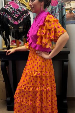 MOD. MARIA VOLANTITOS BASICO, NARANJA CON LUNAR FUCSIA MANGA 3 VOLANTES